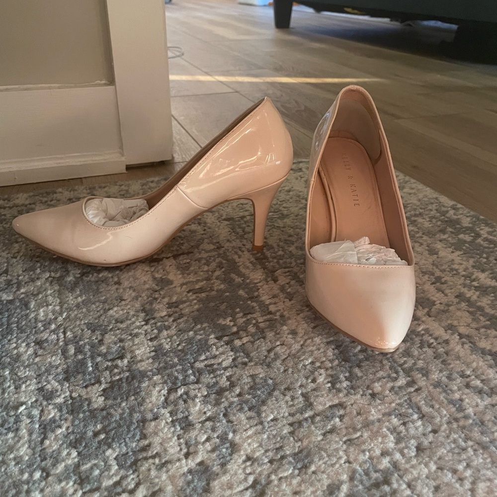 Nude/Pink patent leather pumps
